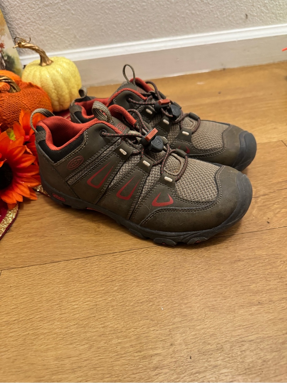 KEEN Men's Athletic Trail Shoes in Brown with Red Accents
